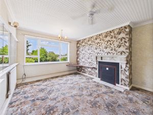 LIVING ROOM- click for photo gallery